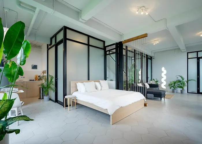 Modern Loft Apartment *